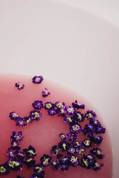 Banyodaki gül suyunda çiçekler