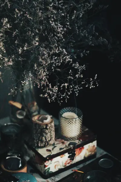 Güzel bir buket çiçek ve böğürtlen siyah arka planda