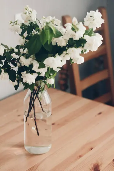 Ahşap arka planda vazoda güzel çiçekler