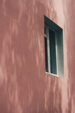 Şehirdeki eski pencere