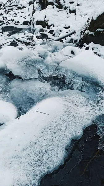 Kışın donmuş nehir