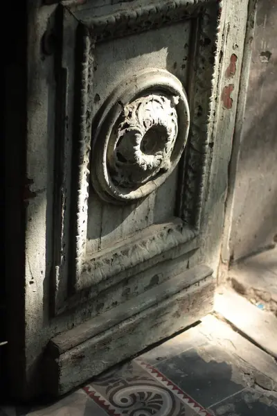 Eski ahşap tarihi kapı 