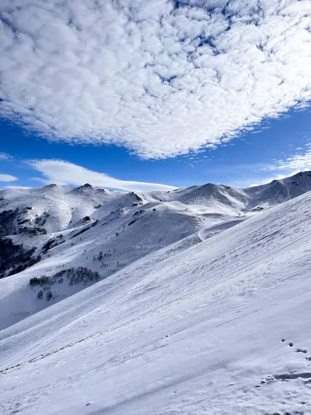 Kışın dağları güneşli topraklarda