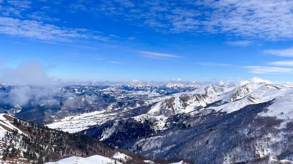 Kışın dağların güzel manzarası