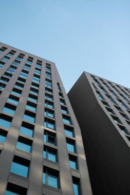 Pencere ve balkonları olan ön cephe