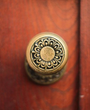 # Eski ahşap kapı koluyla #