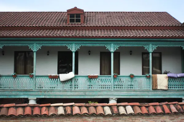 Telavi, Georgia 'da oyulmuş balkonlu eski bir ev.
