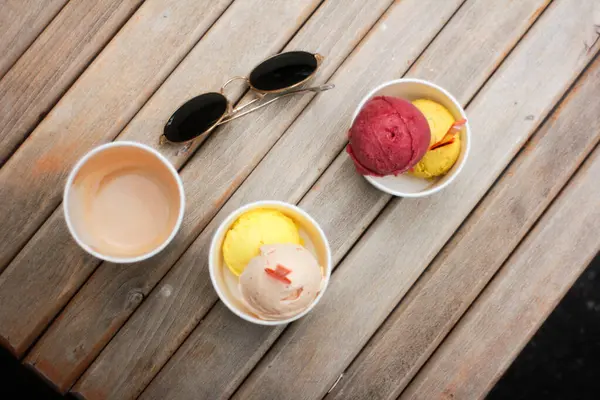 Tahta masada, bir fincanda dondurma.