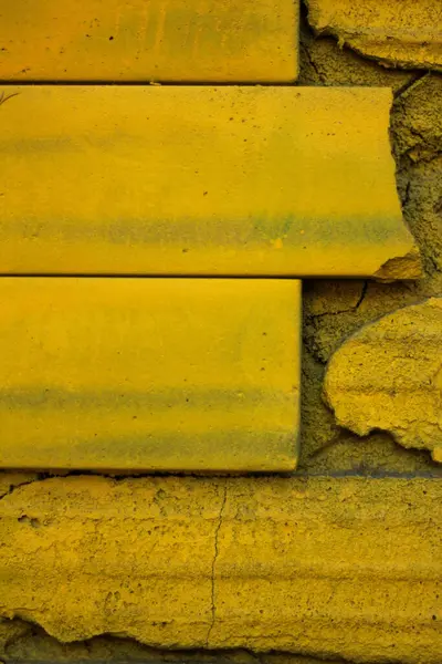Eski tuğla sarı duvar
