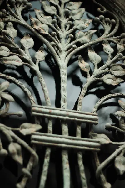 Kapıda sahte desen var.