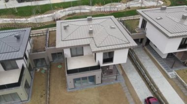 Yolları, arabaları ve manzarası olan modern bir banliyö mahallesinin 4K 'lık insansız hava aracı görüntüleri.