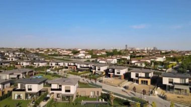 Bir İHA havalanıyor ve güzel bir banliyö mahallesinin üzerinde süzülüyor, çarpıcı hava görüntülerini yakalıyor.