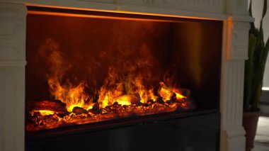 Sıcak, çatırdayan bir şöminenin yanında rahatla. Samimi sahneler, reklamlar ya da sakinleştirici arka planlar için mükemmel. İndir şimdi.