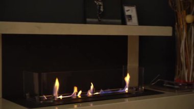 Gerçekçi taklit ateşin yer aldığı bu modern 4K şöminenin sıcacık sıcaklığını tecrübe edin. Rahatlama, ambiyans ya da ev dekorasyonu için mükemmel. İndir şimdi.