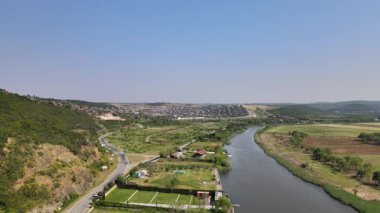 Sersemletici 4K drone görüntüleri sakin bir nehir ve yemyeşil alanlar. Doğa projeleri, reklamlar ve manzara için mükemmel. Şimdi al.