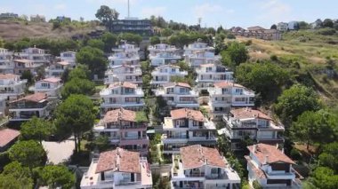 Yüksek bir yerden nefes kesici 4K hava görüntüsü. Gayrimenkul, seyahat ve yaşam tarzı projeleri için mükemmel. İndir şimdi.