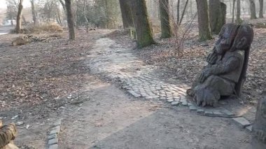 Serin bir parkta sanat ve doğayı harmanlayan çarpıcı ahşap heykelleri keşfedin. Görkemli kreasyonlar yemyeşil çevrelerle uyum içinde.