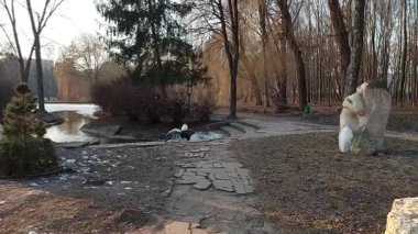 Parkın göbeğine yerleştirilmiş ilginç taş bloğu keşfedin. Tarihini, önemini ve neden gizli bir hazine olduğunu öğrenin.