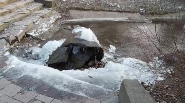 Kışın harikalar diyarında akan berrak bir buz akıntısının dingin güzelliğini hisset. 4K 'daki doğanın rahatlatıcı seslerine alışın.