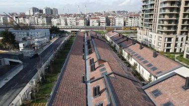  İnsansız hava aracı gibi nefes kesen hava manzaraları resim gibi mahallelerde süzülüyor, çarpıcı bir mimari ve yukarıdan sakin manzaralar sergiliyor
