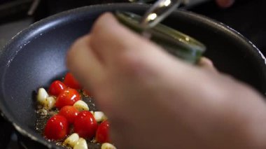 Lezzetli ve kolay ton balığı kızartması yapmayı öğren. Lezzetli domateslerle pişirilmiş mükemmel kurutulmuş ton balığı. Hızlı ve sağlıklı bir yemek.