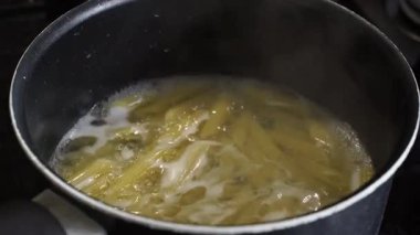 Makarnayı mükemmel kaynatmak için kızartma tavasına gerek yok. Hızlı, kolay ve lezzetli. Yoğun günler için mükemmel.