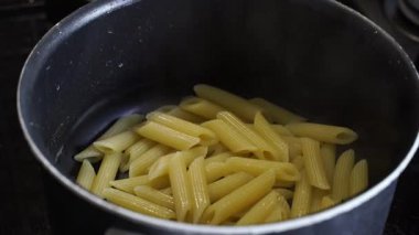  Klasik İtalyan Sugo sosu. Zengin, tuzlu ve inanılmaz derecede kolay. Bu tarif makarna, lazanya ya da sos için mükemmel. Afiyet olsun.