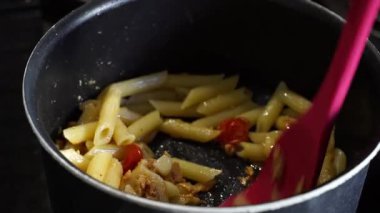 Dakikalar içinde basit ama lezzetli bir ton balıklı makarna yapmayı öğren. Hızlı bir yemek için mükemmel.. 