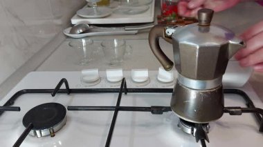 Kahvenizi şeker bardaklarıyla tatlandırmanın mükemmel bir yolunu bulun. Her seferinde lezzetli, dengeli bir içki için ipuçları, numaralar ve oranlar öğren.