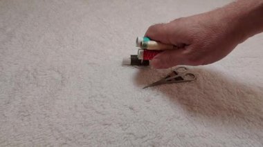 Canlı renkli ipliklerin iğneyle hayata geçişini izleyin. Yaratıcı dikiş tekniklerini keşfet