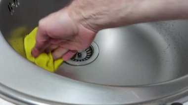 Mutfak lavabosu temizleme rutini. Basit adımlarla birkaç dakika içinde ışıl ışıl sonuçlar