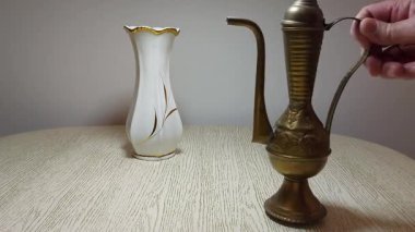 Bu altın yaldızlı vazonun çarpıcı zarafetini keşfedin, modern tasarımın mükemmel bir karışımı. 