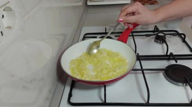 Mükemmel lezzet ve kıtır kıtır olması için basit uçlu kızarmış soğan ustası