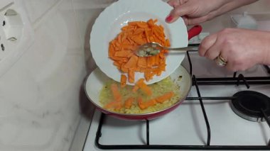 Havuç ve soğan: herhangi bir yemek veya atıştırmalık için hızlı, sağlıklı ve lezzetli bir karışım