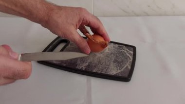 Soğan temizleme sanatında usta. Basit adımlarla mükemmel, gözyaşı dökmeyen bir hazırlık.