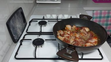 Aromatik defne yaprağı katılmış sulu, cızırtılı et tadı canlanıyor.