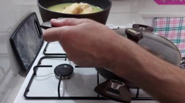 Karşı konulamaz bir şekilde kızarmış domuz suyuyla karışık tavuk suyunun tadını çıkar.