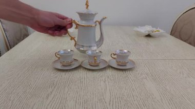 Masa düzeninizi yükseltmek ve misafirlerinizi etkilemek için şık kahve servisi fikirleri keşfedin.