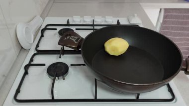 Çiğ patatesleri fırın mükemmelliğine dönüştür. Soyuldum, hazırlandım ve büyü yapmaya hazırım.