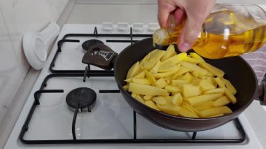 Kızarmış patatesler basit ve etkili yağ uçlarıyla kıtır kıtır yapılır.