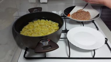 Yumuşak, lezzetli ev yapımı köfteler, bu basit, sihirli tarifle saf konfor.