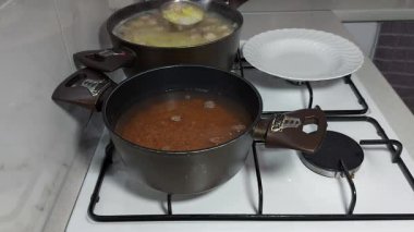 Kepçenin efendisi. Çorba servis yeteneğini bu hızlı ve kolay rehberle mükemmelleştir.