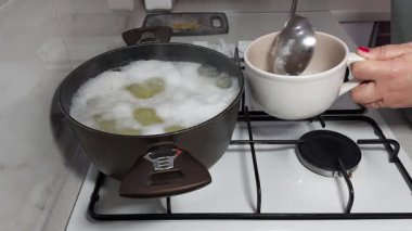 Çabasız çorba mükemmelliği. Saniyeler içinde köpük kaynatmak için basit bir numara öğren.