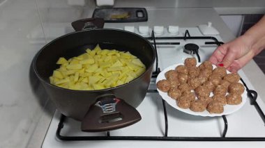 Çorbana lezzetli, leziz köfteler ekle. Herkes için mükemmel bir karışım.