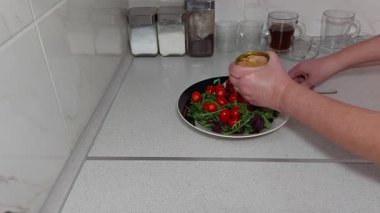 Hafif, taze ve lezzetli. Sağlıklı ve lezzetli bir yemek için hızlı bir ton balığı salatası tarifi