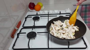Lezzetli tava dakikalar içinde mantarları cızırdattı. Lezzetli, aromalı bir karışım Seveceksin