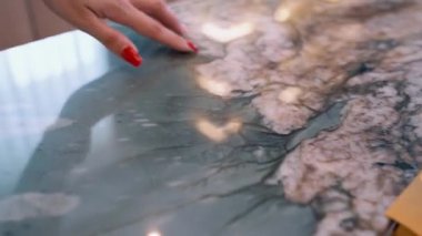 Boşluğunuzu Yükseltin: Bugün Mermer Masaların Lüks ve Zamansız Zarafetini Keşfedin