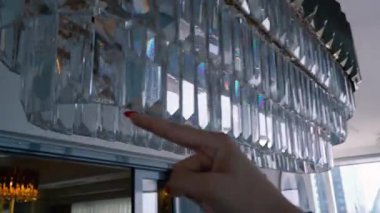 Açılan Parlaklık: Lambanın Çarpıcı Dansı Işık ve Tavan Parıltısı, Zarafet Yakalandı