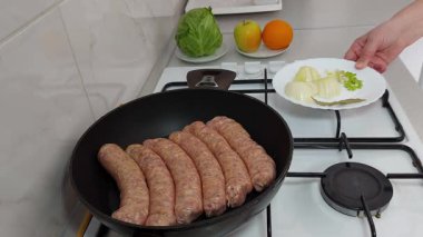 Altın-kahverengi sosisler mükemmel bir şekilde cızırdıyor nihai kızartma rehberin seni bekliyor