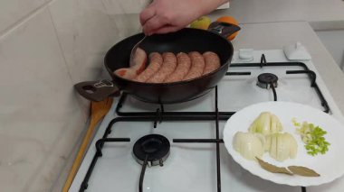 Kıtır kıtır sosisler kusursuzca dönerler Her lokmanın tadını çıkarırlar